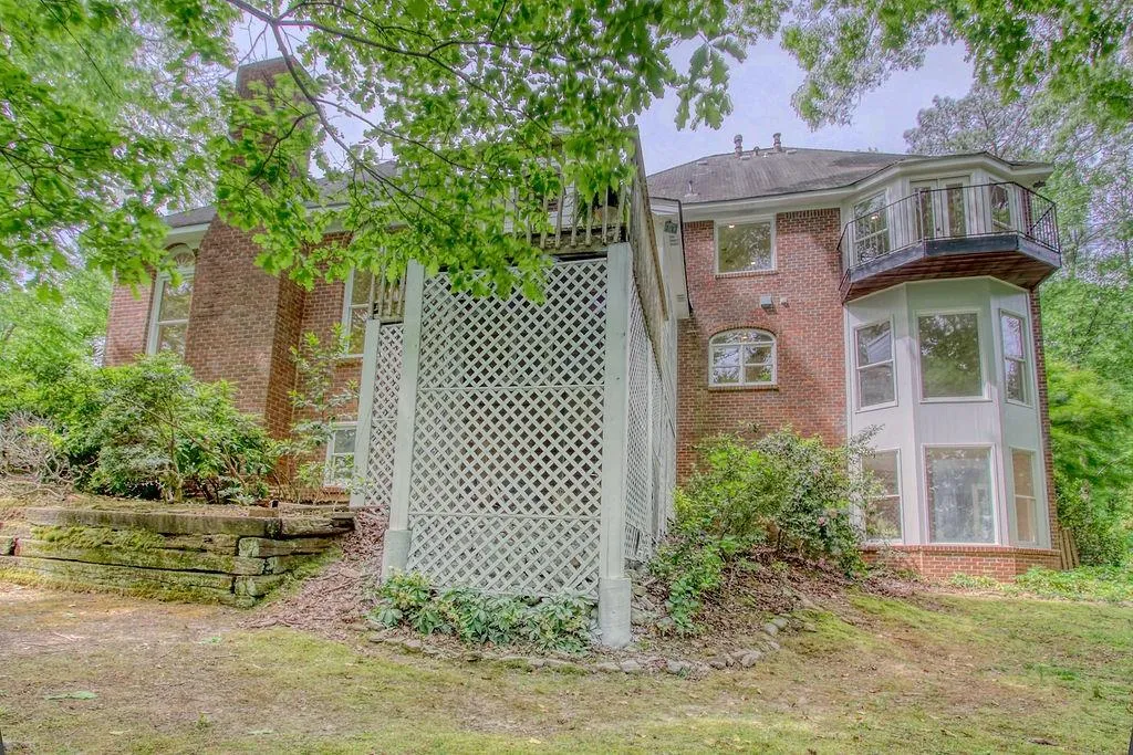 640 Valley Hall Drive, Sandy Springs, Georgia 30350, 6 Bedrooms Bedrooms, ,6 BathroomsBathrooms,Residential,Sold,640 Valley Hall Drive,6873003