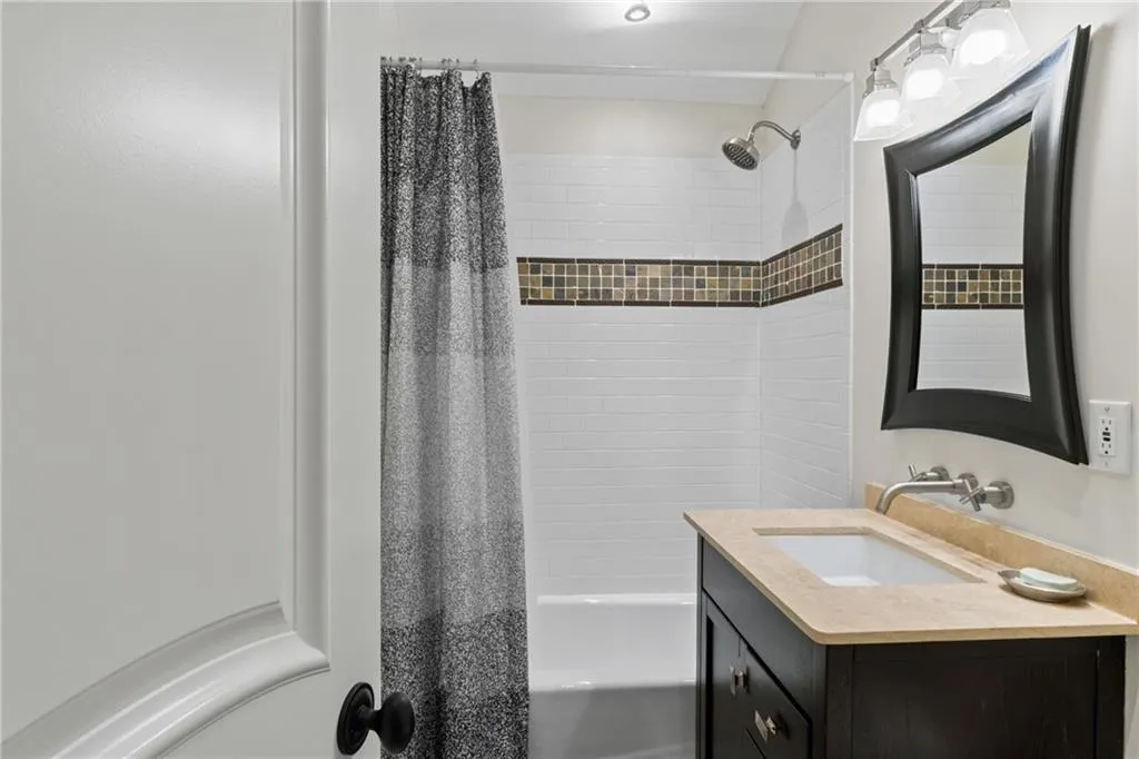 Full bath with vanity and shower / tub combo