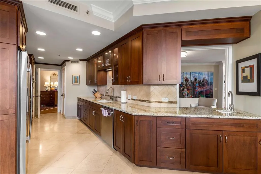 2660 Peachtree Road Nw Unit 16f, Atlanta, Georgia 30305, 2 Bedrooms Bedrooms, ,2 BathroomsBathrooms,Residential,For Sale,2660 Peachtree Road Nw Unit 16f,7618659