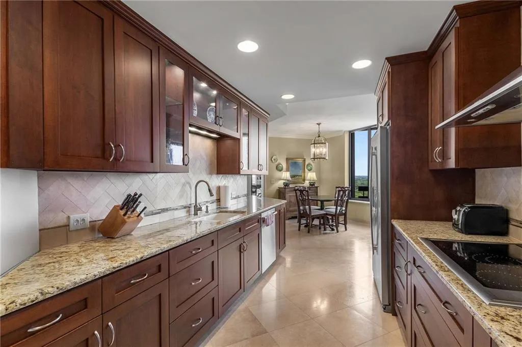 2660 Peachtree Road Nw Unit 16f, Atlanta, Georgia 30305, 2 Bedrooms Bedrooms, ,2 BathroomsBathrooms,Residential,For Sale,2660 Peachtree Road Nw Unit 16f,7618659