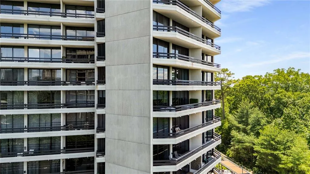 2660 Peachtree Road Nw Unit 16f, Atlanta, Georgia 30305, 2 Bedrooms Bedrooms, ,2 BathroomsBathrooms,Residential,For Sale,2660 Peachtree Road Nw Unit 16f,7618659