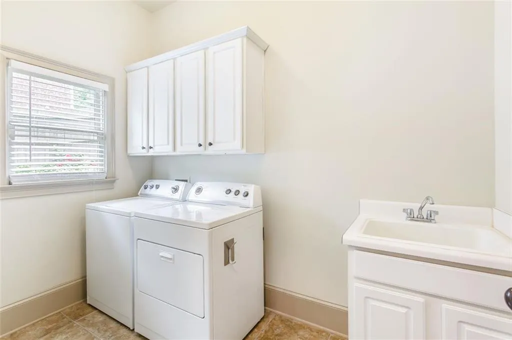 200 Fieldsborn Court, Atlanta, Georgia 30328, 4 Bedrooms Bedrooms, ,3 BathroomsBathrooms,Residential,Sold,200 Fieldsborn Court,6886998