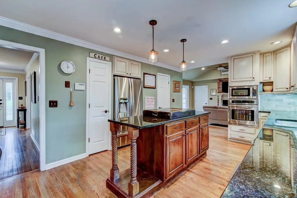 7115 Faunsworth Drive, Sandy Springs, Georgia 30328, 5 Bedrooms Bedrooms, ,3 BathroomsBathrooms,Residential,Sold,7115 Faunsworth Drive,5964724