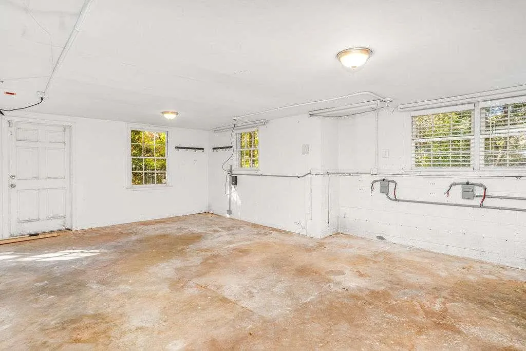 3911 Ivy Road, Atlanta, Georgia 30342, 3 Bedrooms Bedrooms, ,3 BathroomsBathrooms,Residential,For Sale,3911 Ivy Road,7677404