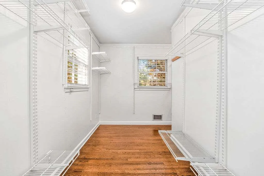 3911 Ivy Road, Atlanta, Georgia 30342, 3 Bedrooms Bedrooms, ,3 BathroomsBathrooms,Residential,For Sale,3911 Ivy Road,7677404