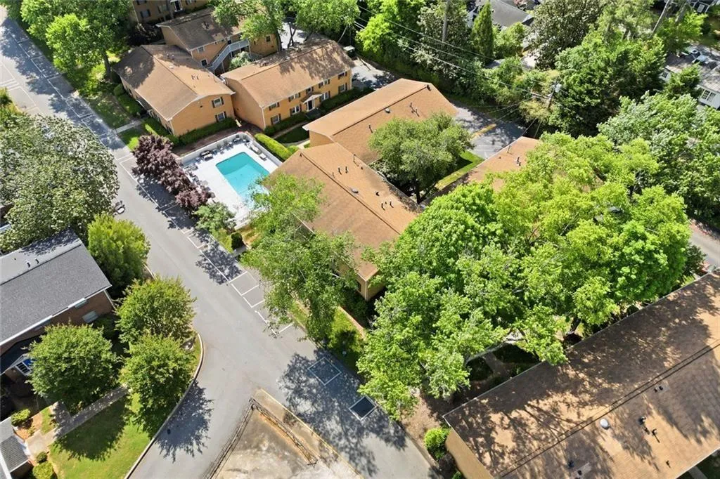 3510 Roswell Road Nw Unit L-4, Atlanta, Georgia 30305, 2 Bedrooms Bedrooms, 0 ,2 BathroomsBathrooms,Residential,For Sale,3510 Roswell Road Nw Unit L-4,7765222