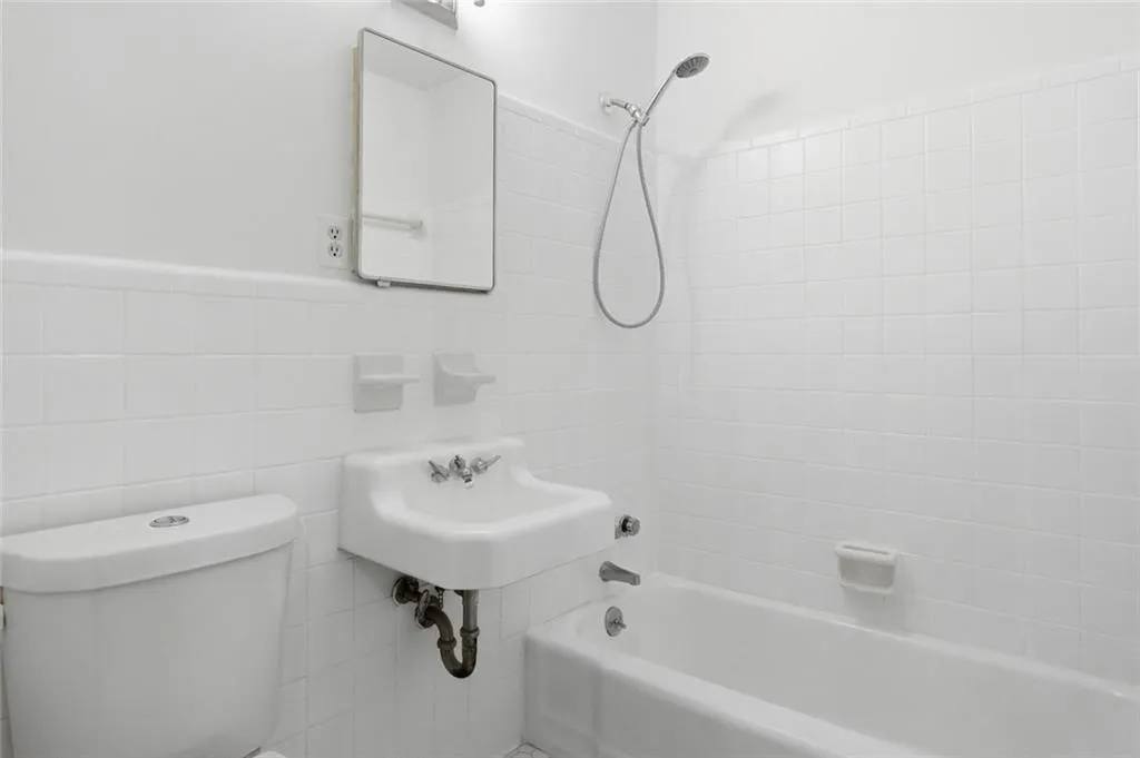 3510 Roswell Road Nw Unit L-4, Atlanta, Georgia 30305, 2 Bedrooms Bedrooms, 0 ,2 BathroomsBathrooms,Residential,For Sale,3510 Roswell Road Nw Unit L-4,7765222