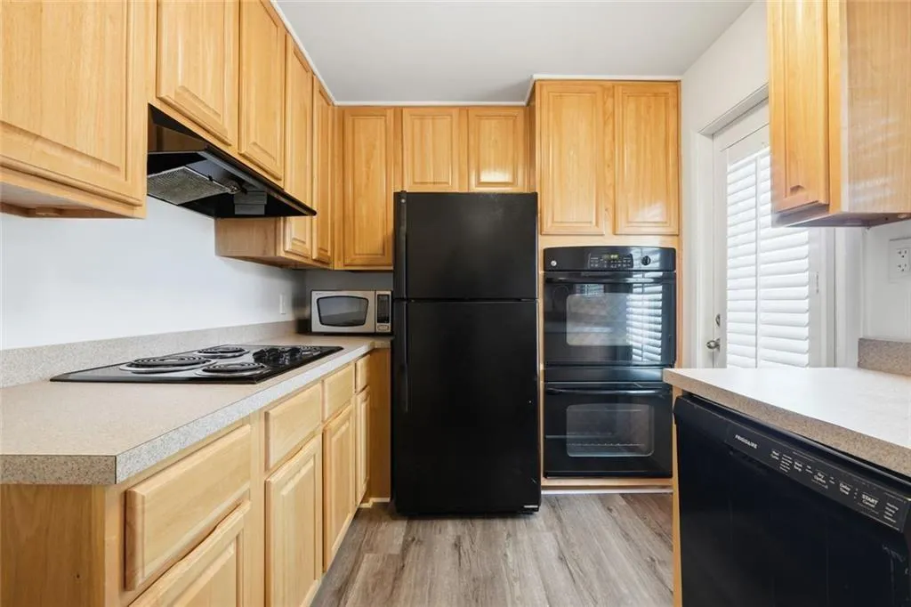 3510 Roswell Road Nw Unit L-4, Atlanta, Georgia 30305, 2 Bedrooms Bedrooms, 0 ,2 BathroomsBathrooms,Residential,For Sale,3510 Roswell Road Nw Unit L-4,7765222