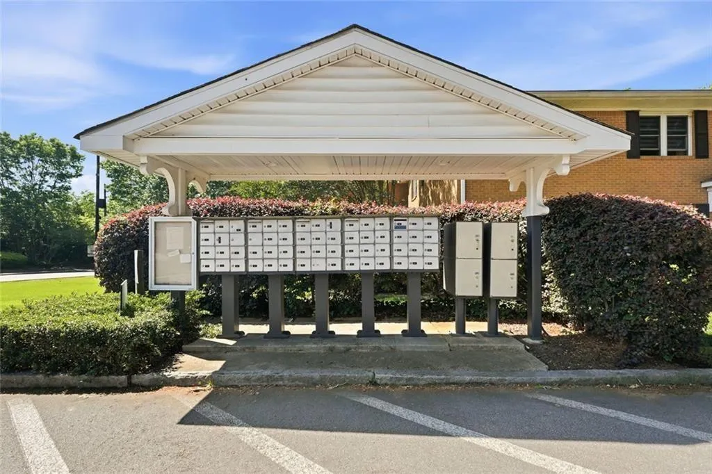 3510 Roswell Road Nw Unit L-4, Atlanta, Georgia 30305, 2 Bedrooms Bedrooms, 0 ,2 BathroomsBathrooms,Residential,For Sale,3510 Roswell Road Nw Unit L-4,7765222