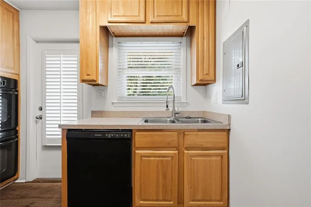 3510 Roswell Road Nw Unit L-4, Atlanta, Georgia 30305, 2 Bedrooms Bedrooms, 0 ,2 BathroomsBathrooms,Residential,For Sale,3510 Roswell Road Nw Unit L-4,7765222