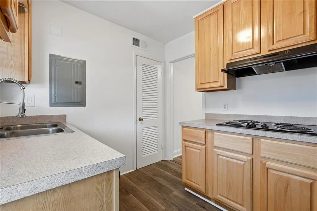 3510 Roswell Road Nw Unit L-4, Atlanta, Georgia 30305, 2 Bedrooms Bedrooms, 0 ,2 BathroomsBathrooms,Residential,For Sale,3510 Roswell Road Nw Unit L-4,7765222