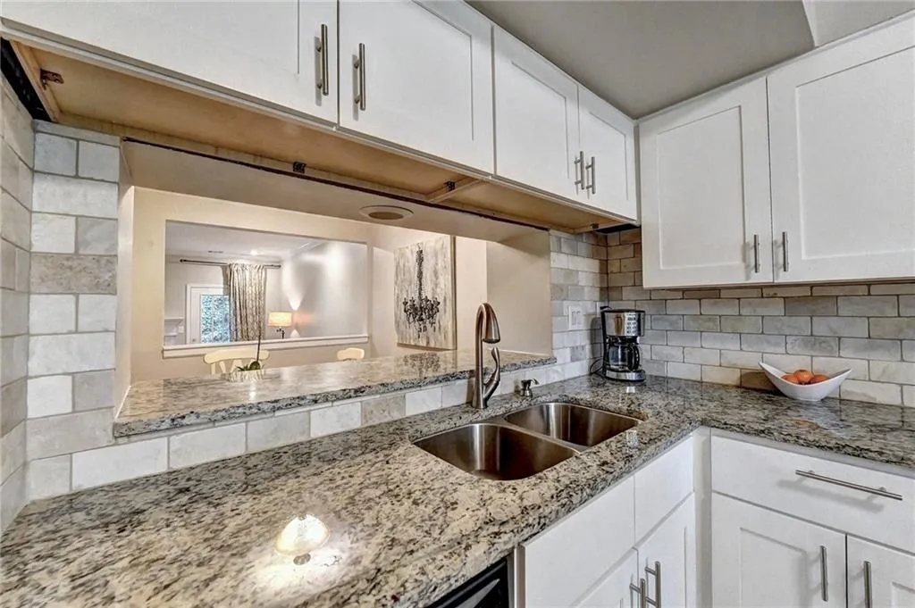 5590 Chemin De Vie, Atlanta, Georgia 30342, 2 Bedrooms Bedrooms, ,2 BathroomsBathrooms,Residential,Sold,5590 Chemin De Vie,7010097