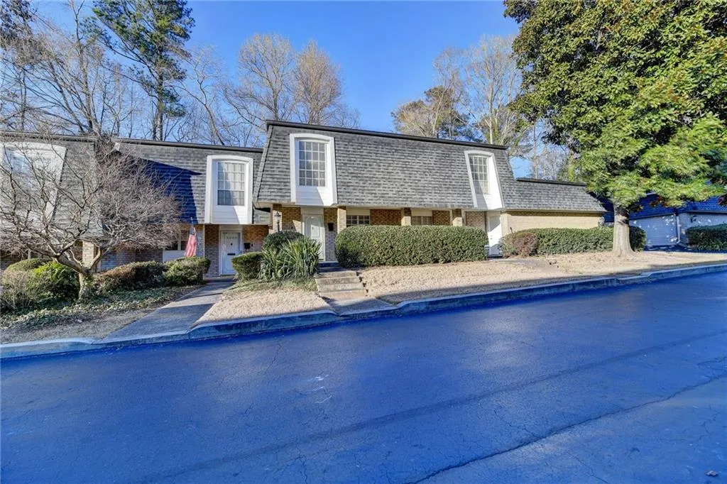 5590 Chemin De Vie, Atlanta, Georgia 30342, 2 Bedrooms Bedrooms, ,2 BathroomsBathrooms,Residential,Sold,5590 Chemin De Vie,7010097