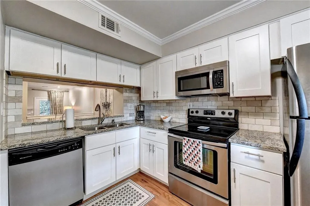 5590 Chemin De Vie, Atlanta, Georgia 30342, 2 Bedrooms Bedrooms, ,2 BathroomsBathrooms,Residential,Sold,5590 Chemin De Vie,7010097