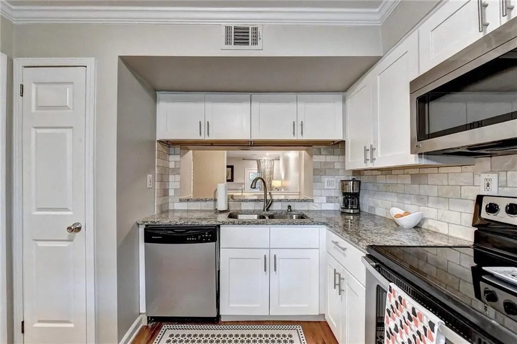 5590 Chemin De Vie, Atlanta, Georgia 30342, 2 Bedrooms Bedrooms, ,2 BathroomsBathrooms,Residential,Sold,5590 Chemin De Vie,7010097