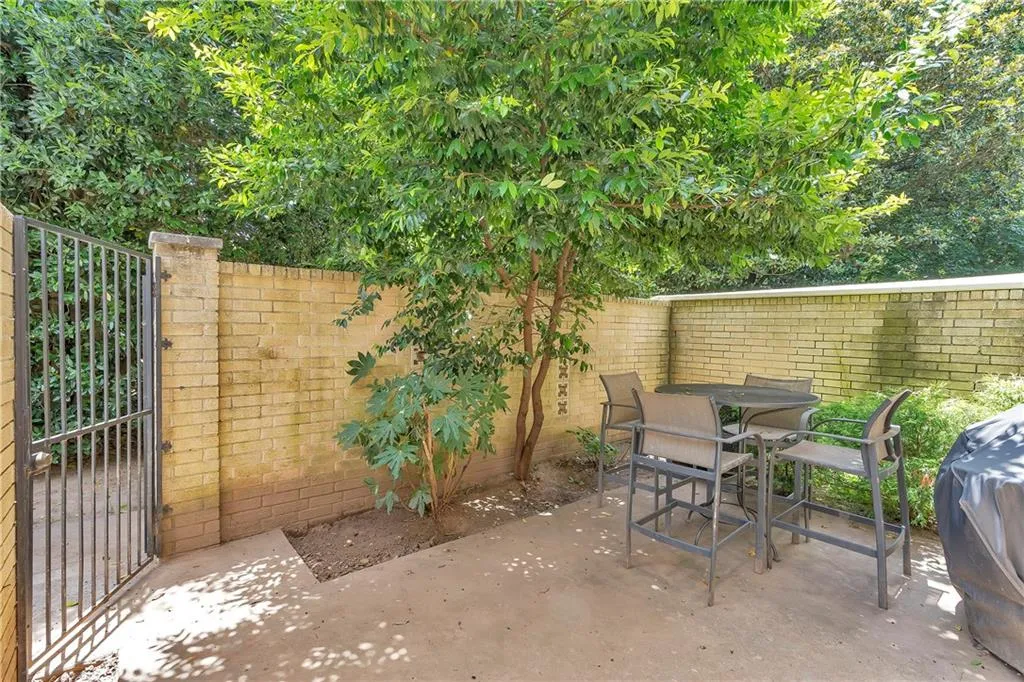 5400 Roswell Road Unit E2, Atlanta, Georgia 30342, 2 Bedrooms Bedrooms, ,2 BathroomsBathrooms,Residential,Sold,5400 Roswell Road Unit E2,7518974