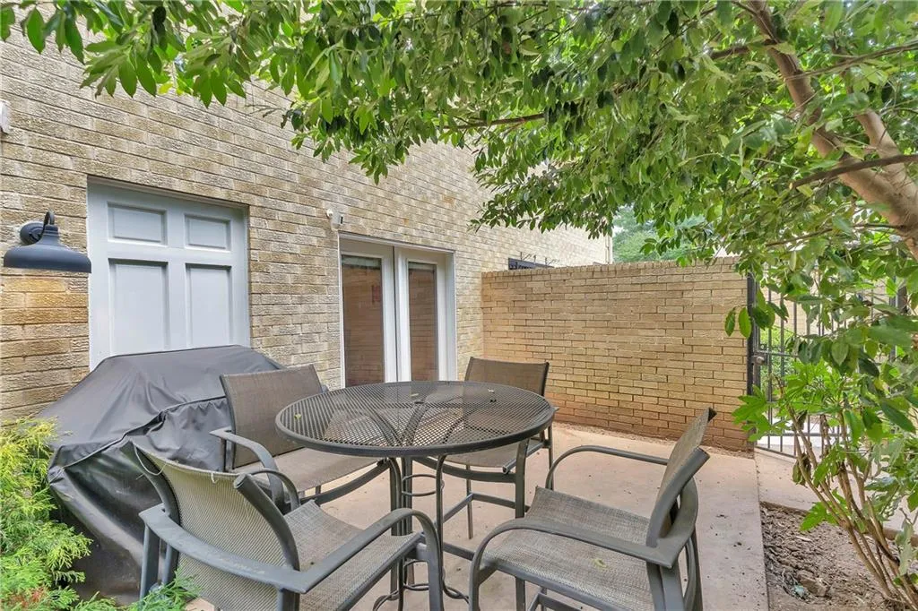 5400 Roswell Road Unit E2, Atlanta, Georgia 30342, 2 Bedrooms Bedrooms, ,2 BathroomsBathrooms,Residential,Sold,5400 Roswell Road Unit E2,7518974