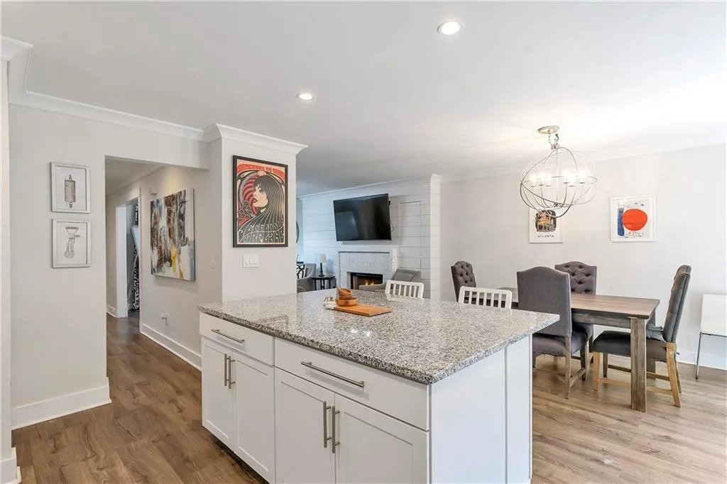 5400 Roswell Road Unit E2, Atlanta, Georgia 30342, 2 Bedrooms Bedrooms, ,2 BathroomsBathrooms,Residential,Sold,5400 Roswell Road Unit E2,7518974