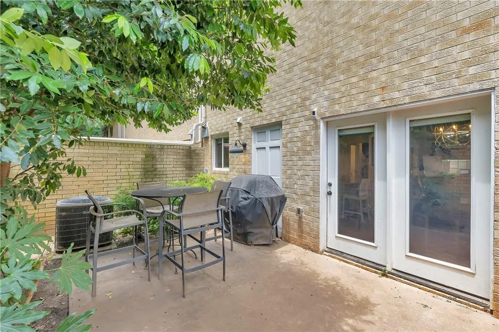 5400 Roswell Road Unit E2, Atlanta, Georgia 30342, 2 Bedrooms Bedrooms, ,2 BathroomsBathrooms,Residential,Sold,5400 Roswell Road Unit E2,7518974