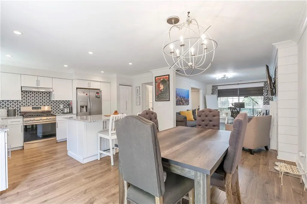 5400 Roswell Road Unit E2, Atlanta, Georgia 30342, 2 Bedrooms Bedrooms, ,2 BathroomsBathrooms,Residential,Sold,5400 Roswell Road Unit E2,7518974