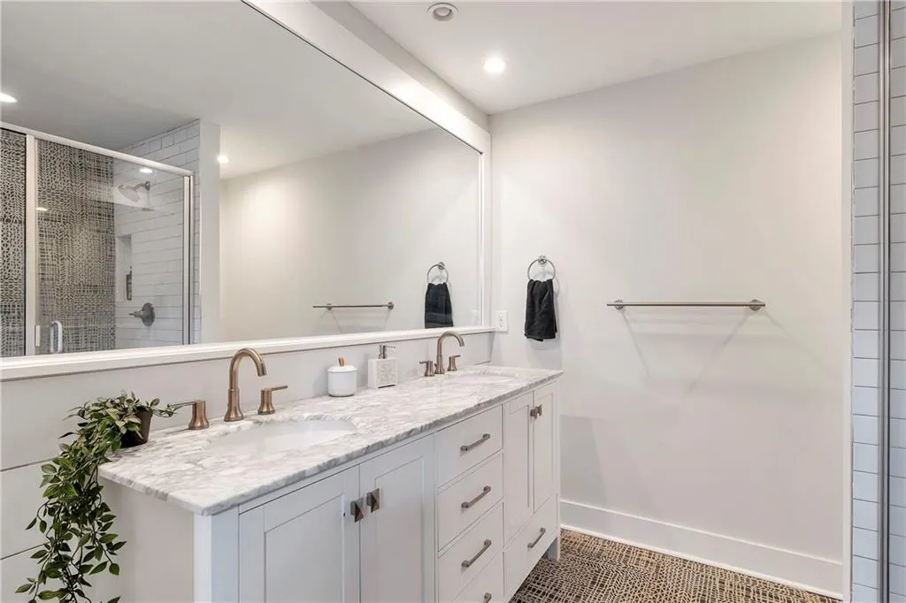 5400 Roswell Road Unit E2, Atlanta, Georgia 30342, 2 Bedrooms Bedrooms, ,2 BathroomsBathrooms,Residential,Sold,5400 Roswell Road Unit E2,7518974