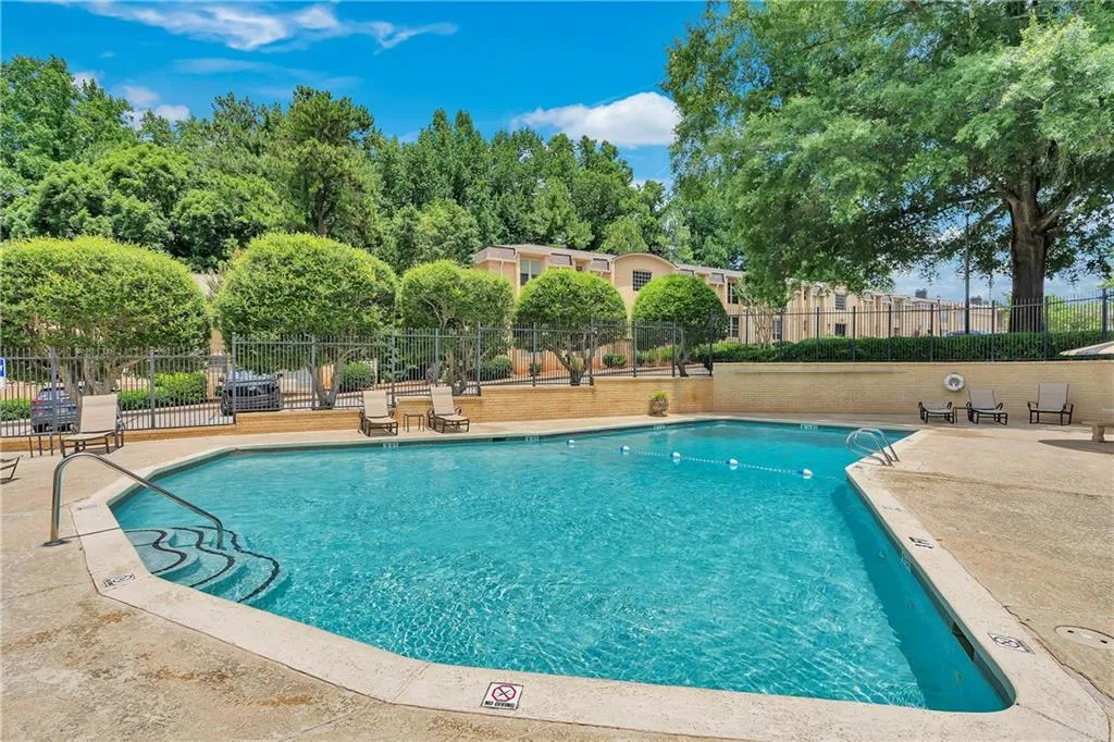 5400 Roswell Road Unit E2, Atlanta, Georgia 30342, 2 Bedrooms Bedrooms, ,2 BathroomsBathrooms,Residential,Sold,5400 Roswell Road Unit E2,7518974