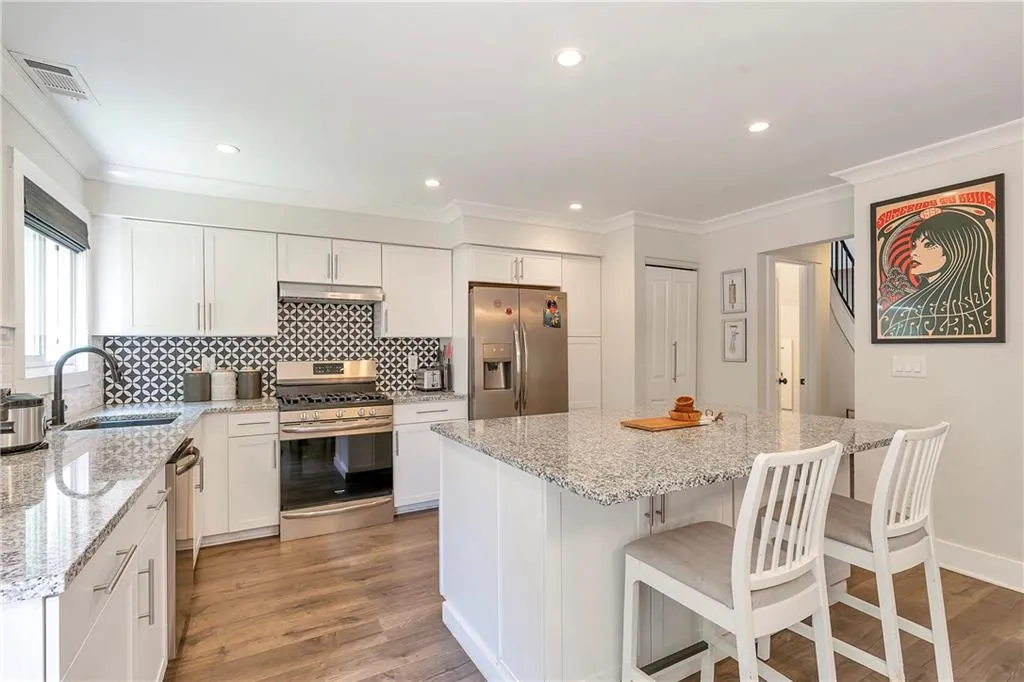 5400 Roswell Road Unit E2, Atlanta, Georgia 30342, 2 Bedrooms Bedrooms, ,2 BathroomsBathrooms,Residential,Sold,5400 Roswell Road Unit E2,7518974