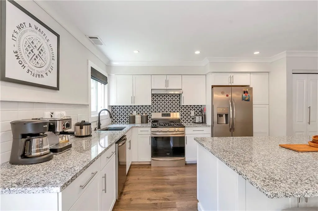 5400 Roswell Road Unit E2, Atlanta, Georgia 30342, 2 Bedrooms Bedrooms, ,2 BathroomsBathrooms,Residential,Sold,5400 Roswell Road Unit E2,7518974