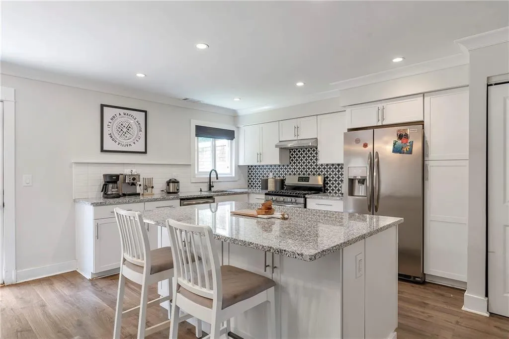 5400 Roswell Road Unit E2, Atlanta, Georgia 30342, 2 Bedrooms Bedrooms, ,2 BathroomsBathrooms,Residential,Sold,5400 Roswell Road Unit E2,7518974