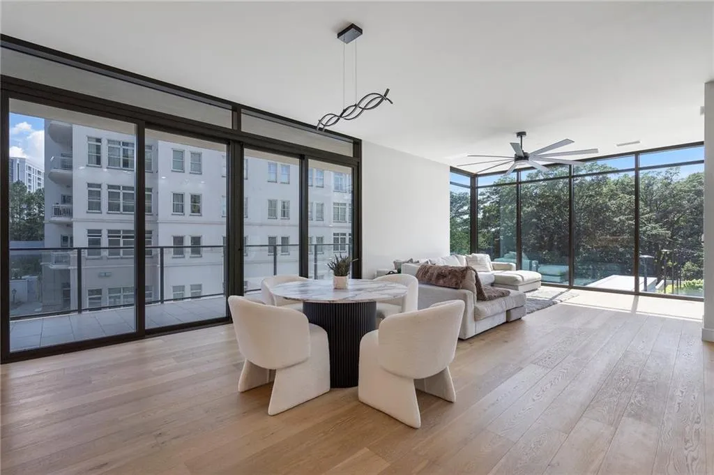 2520 Peachtree Road Nw Unit 403, Atlanta, Georgia 30305, 2 Bedrooms Bedrooms, ,3 BathroomsBathrooms,Residential,For Sale,2520 Peachtree Road Nw Unit 403,7610304