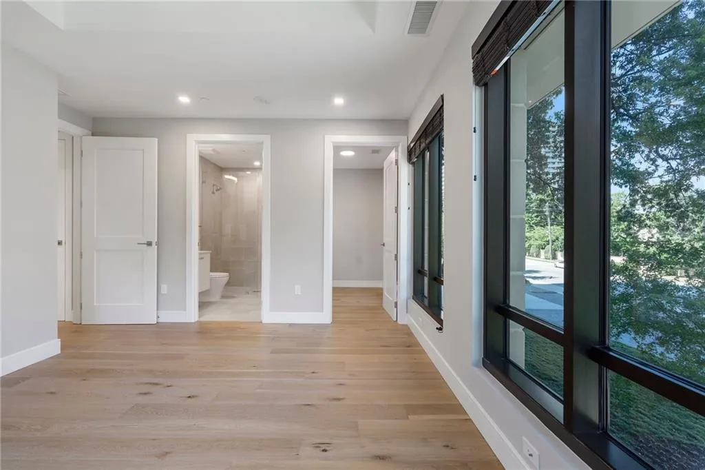 2520 Peachtree Road Nw Unit 403, Atlanta, Georgia 30305, 2 Bedrooms Bedrooms, ,3 BathroomsBathrooms,Residential,For Sale,2520 Peachtree Road Nw Unit 403,7610304