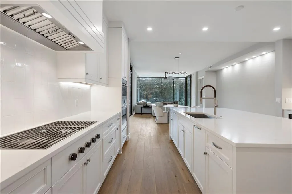 2520 Peachtree Road Nw Unit 403, Atlanta, Georgia 30305, 2 Bedrooms Bedrooms, ,3 BathroomsBathrooms,Residential,For Sale,2520 Peachtree Road Nw Unit 403,7610304