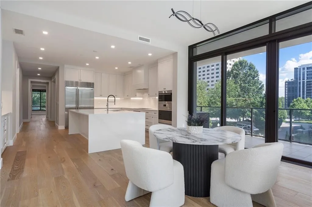 2520 Peachtree Road Nw Unit 403, Atlanta, Georgia 30305, 2 Bedrooms Bedrooms, ,3 BathroomsBathrooms,Residential,For Sale,2520 Peachtree Road Nw Unit 403,7610304