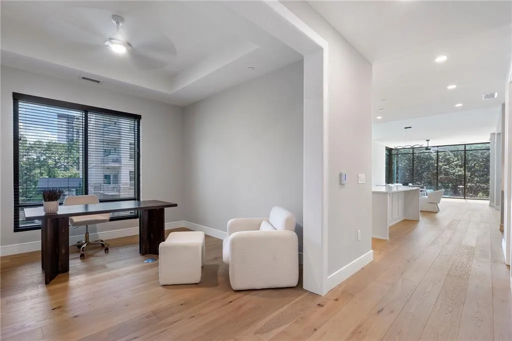 2520 Peachtree Road Nw Unit 403, Atlanta, Georgia 30305, 2 Bedrooms Bedrooms, ,3 BathroomsBathrooms,Residential,For Sale,2520 Peachtree Road Nw Unit 403,7610304