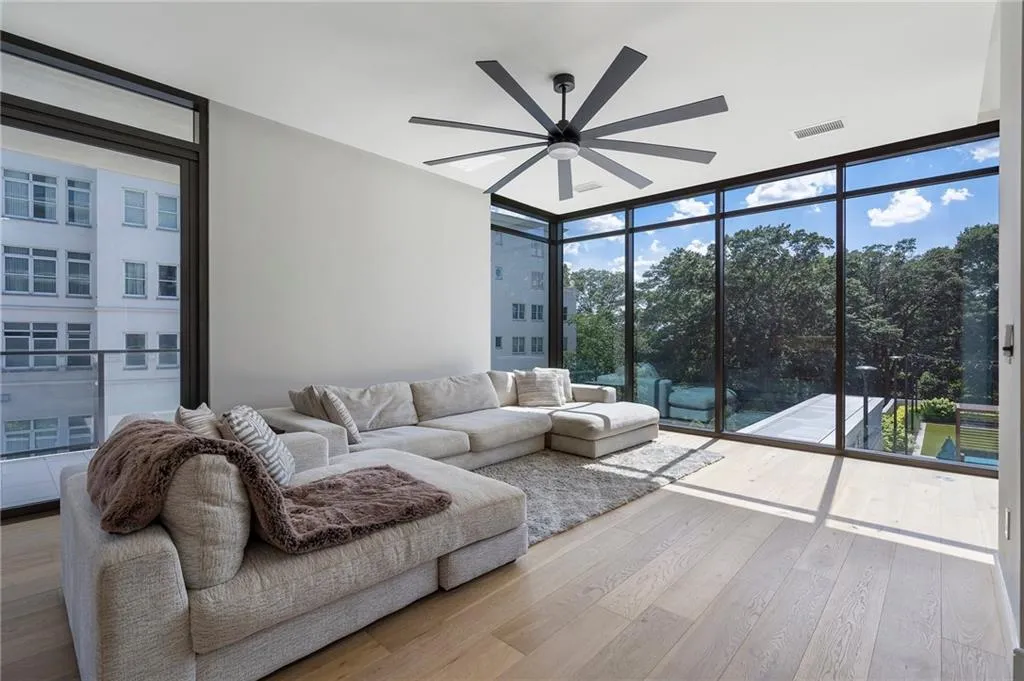 2520 Peachtree Road Nw Unit 403, Atlanta, Georgia 30305, 2 Bedrooms Bedrooms, ,3 BathroomsBathrooms,Residential,For Sale,2520 Peachtree Road Nw Unit 403,7610304