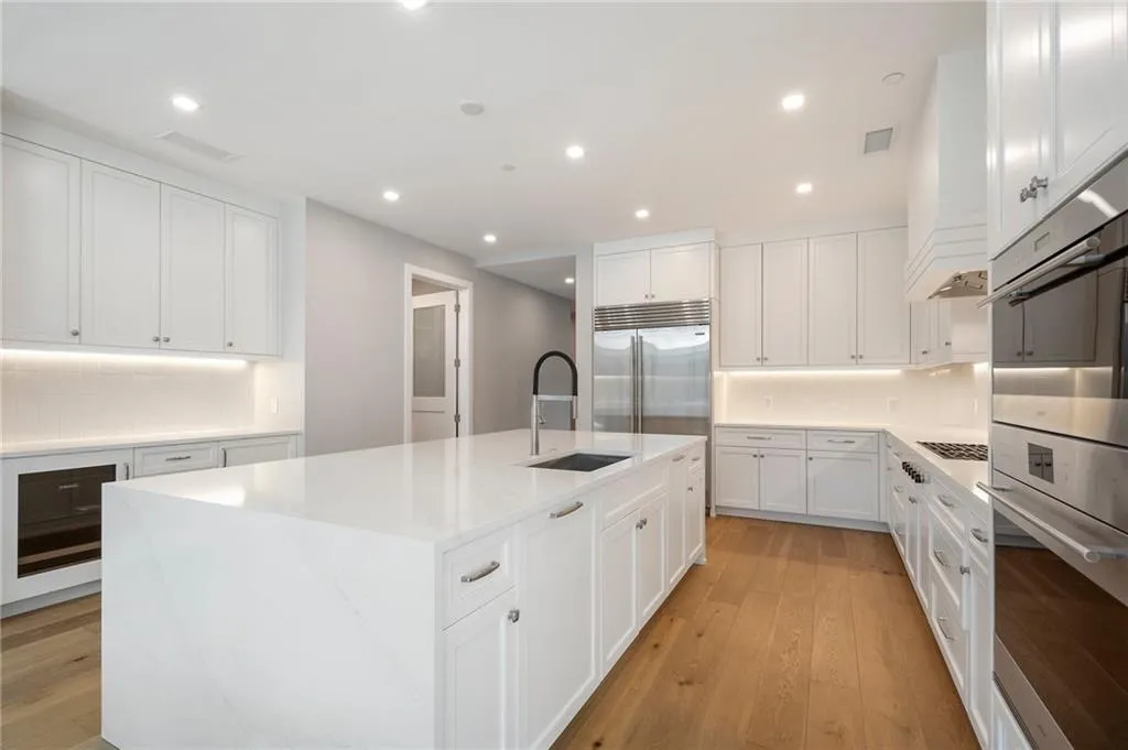 2520 Peachtree Road Nw Unit 403, Atlanta, Georgia 30305, 2 Bedrooms Bedrooms, ,3 BathroomsBathrooms,Residential,For Sale,2520 Peachtree Road Nw Unit 403,7610304