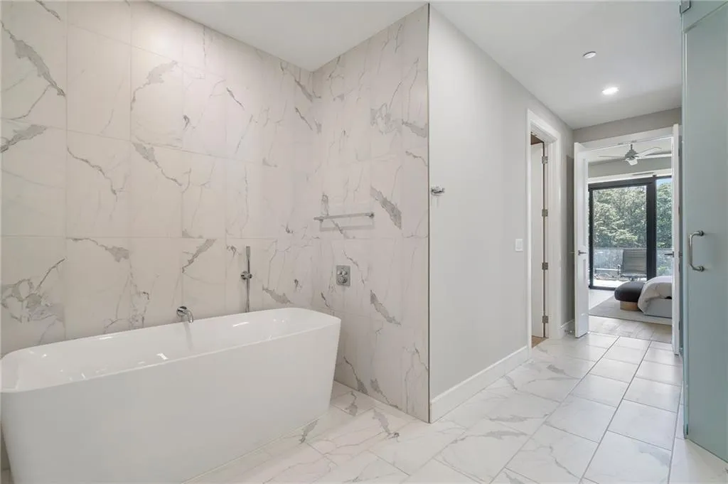 2520 Peachtree Road Nw Unit 403, Atlanta, Georgia 30305, 2 Bedrooms Bedrooms, ,3 BathroomsBathrooms,Residential,For Sale,2520 Peachtree Road Nw Unit 403,7610304