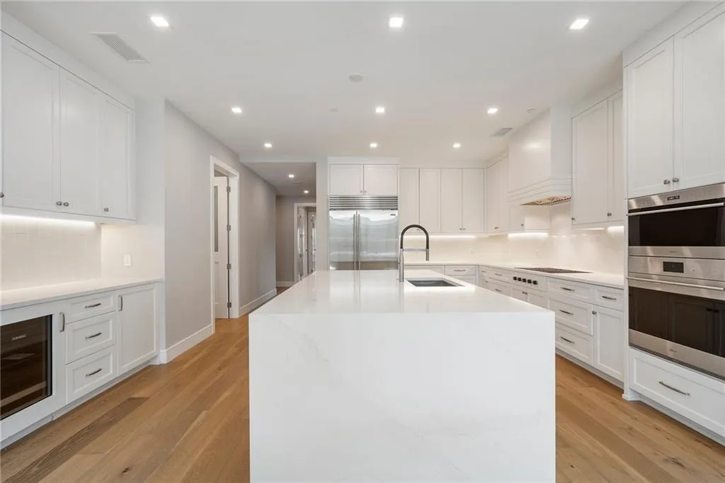 2520 Peachtree Road Nw Unit 403, Atlanta, Georgia 30305, 2 Bedrooms Bedrooms, ,3 BathroomsBathrooms,Residential,For Sale,2520 Peachtree Road Nw Unit 403,7610304