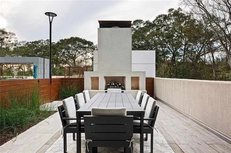 Outdoor Dining w/ Fireplace