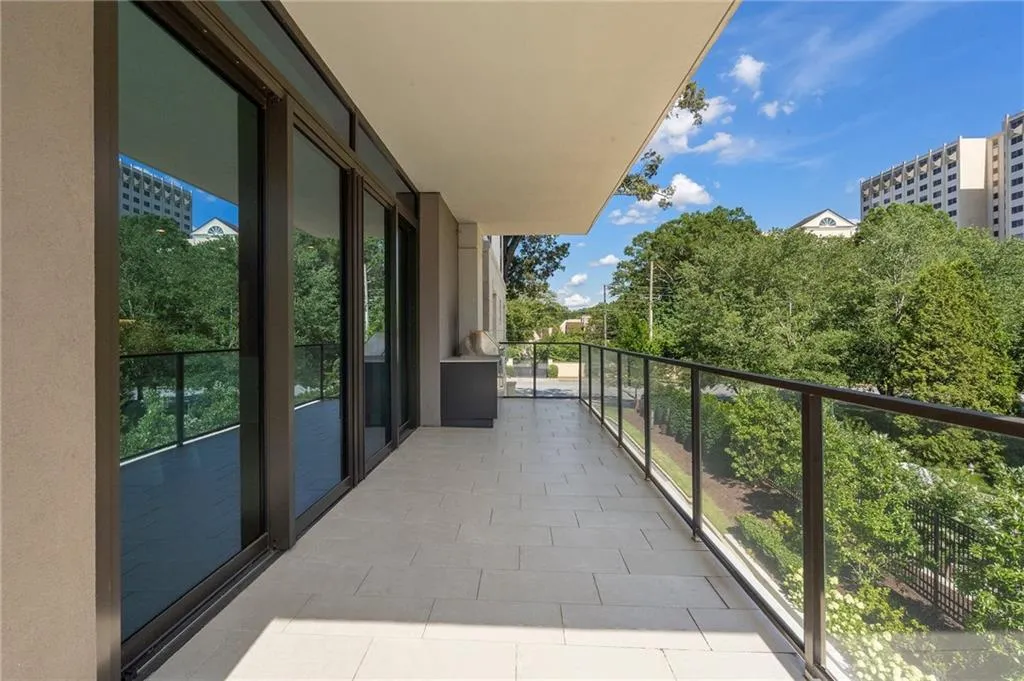 2520 Peachtree Road Nw Unit 403, Atlanta, Georgia 30305, 2 Bedrooms Bedrooms, ,3 BathroomsBathrooms,Residential,For Sale,2520 Peachtree Road Nw Unit 403,7610304