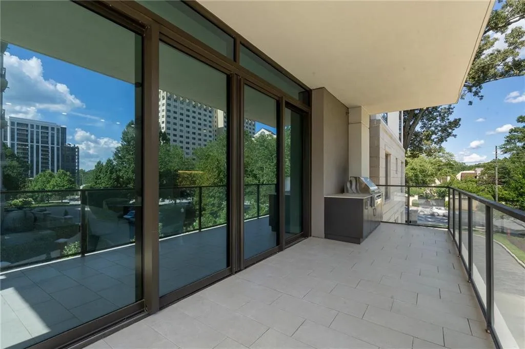 2520 Peachtree Road Nw Unit 403, Atlanta, Georgia 30305, 2 Bedrooms Bedrooms, ,3 BathroomsBathrooms,Residential,For Sale,2520 Peachtree Road Nw Unit 403,7610304