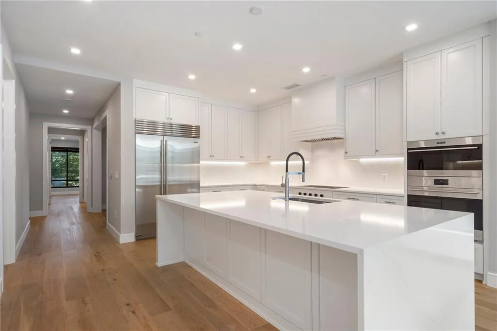 2520 Peachtree Road Nw Unit 403, Atlanta, Georgia 30305, 2 Bedrooms Bedrooms, ,3 BathroomsBathrooms,Residential,For Sale,2520 Peachtree Road Nw Unit 403,7610304