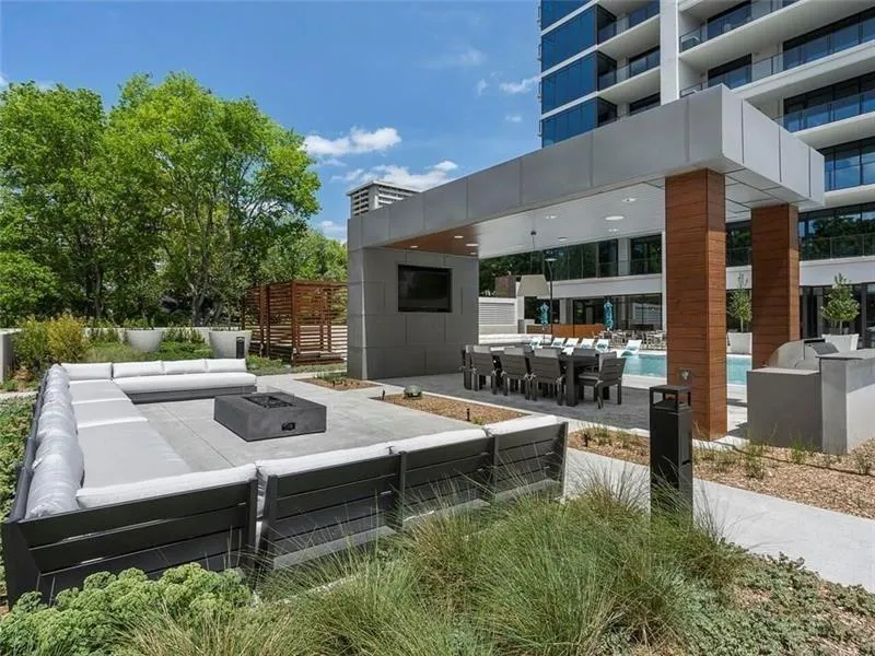Large Sitting Area w/ Firepit
