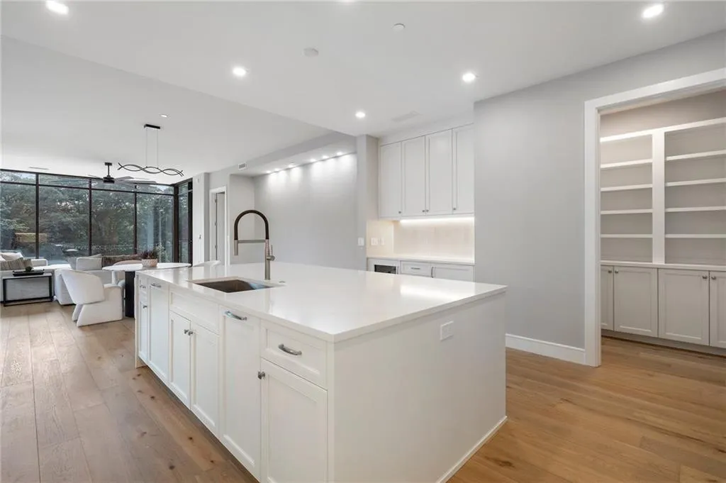 2520 Peachtree Road Nw Unit 403, Atlanta, Georgia 30305, 2 Bedrooms Bedrooms, ,3 BathroomsBathrooms,Residential,For Sale,2520 Peachtree Road Nw Unit 403,7610304