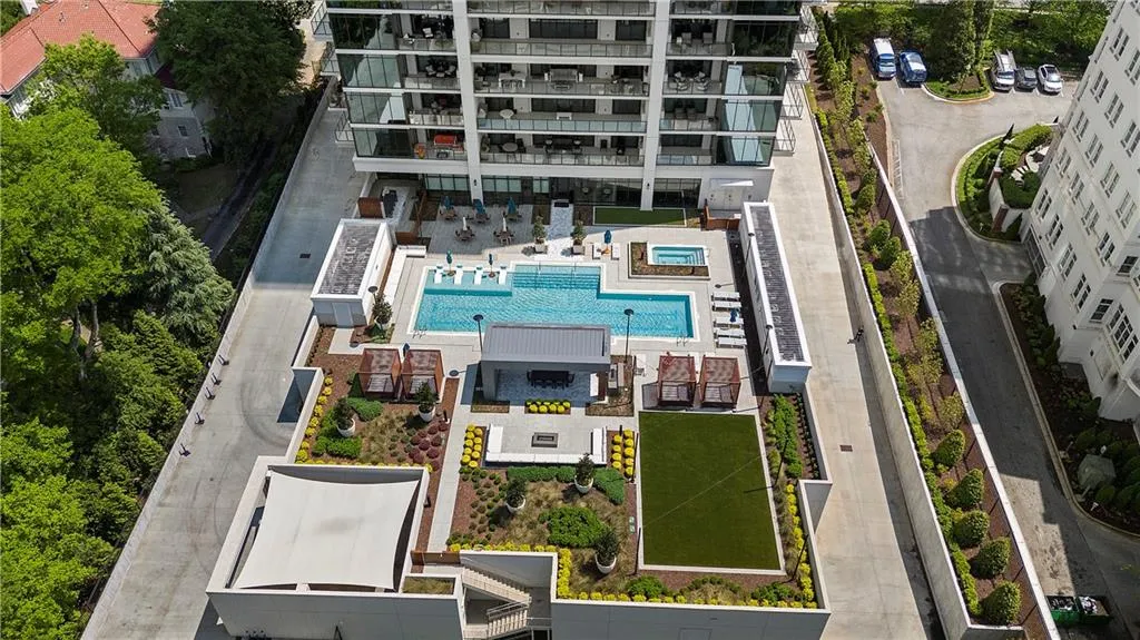 2520 Peachtree Road Nw Unit 403, Atlanta, Georgia 30305, 2 Bedrooms Bedrooms, ,3 BathroomsBathrooms,Residential,For Sale,2520 Peachtree Road Nw Unit 403,7610304