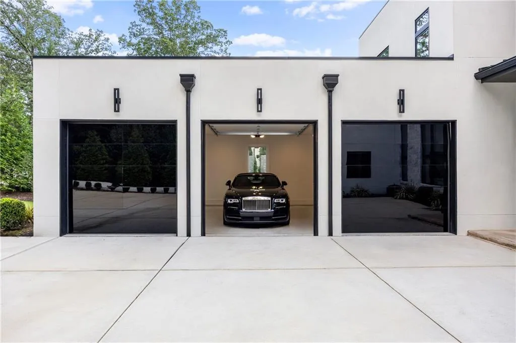 1105 Moores Mill Road Nw, Atlanta, Georgia 30327, 5 Bedrooms Bedrooms, ,5 BathroomsBathrooms,Residential,For Sale,1105 Moores Mill Road Nw,7628289