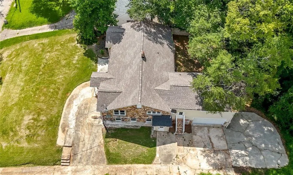 Aerial view of property and surrounding area