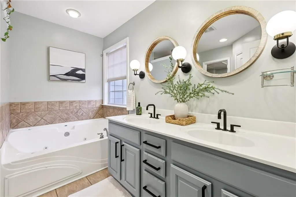 3811 Chattahoochee Summit Drive Se Unit 5, Atlanta, Georgia 30339, 4 Bedrooms Bedrooms, ,3 BathroomsBathrooms,Residential,For Sale,3811 Chattahoochee Summit Drive Se Unit 5,7690105