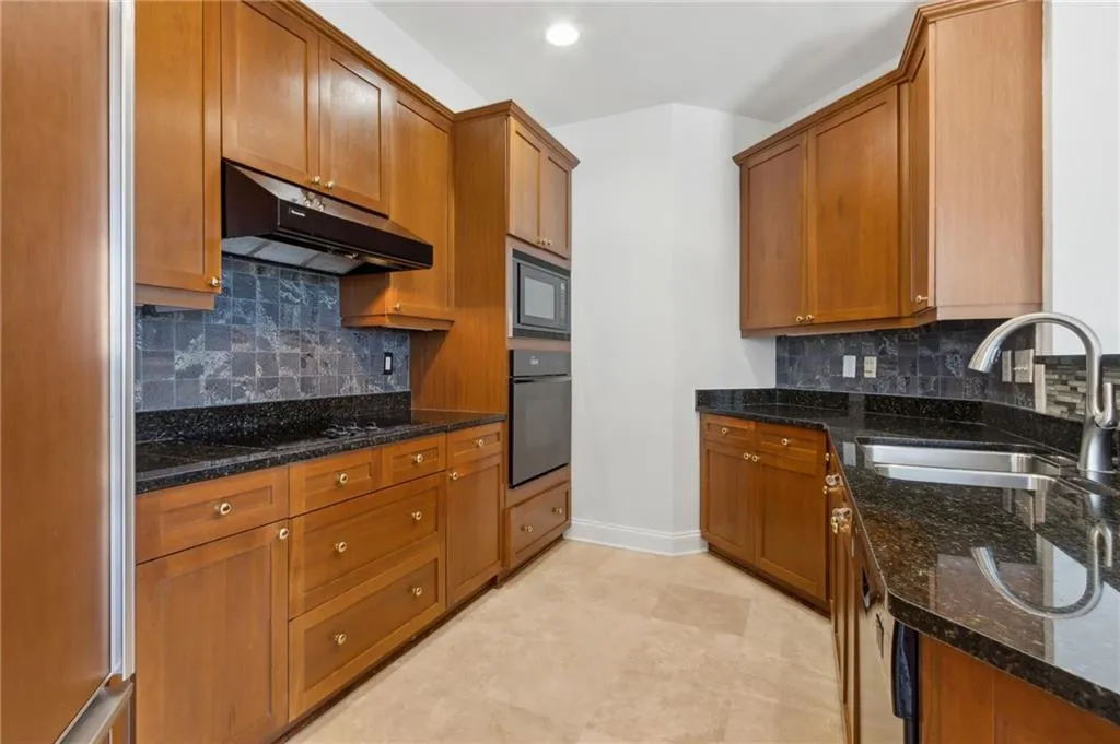 2828 Peachtree Road Ne Unit 802, Atlanta, Georgia 30305, 2 Bedrooms Bedrooms, ,2 BathroomsBathrooms,Residential,For Sale,2828 Peachtree Road Ne Unit 802,7640504