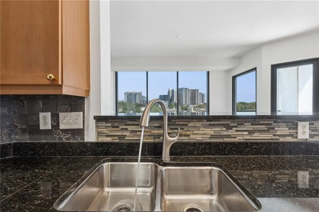 2828 Peachtree Road Ne Unit 802, Atlanta, Georgia 30305, 2 Bedrooms Bedrooms, ,2 BathroomsBathrooms,Residential,For Sale,2828 Peachtree Road Ne Unit 802,7640504